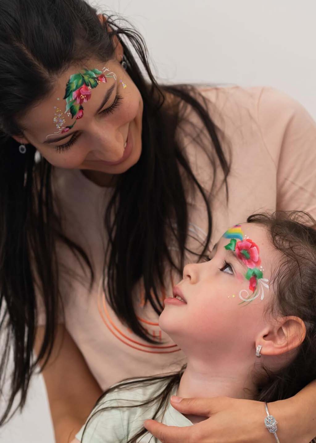 Arcfestés közös élmény gyermek és szülő között rendezvényen