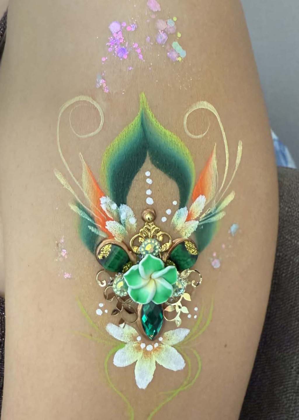 Díszes testfestés bling kiegészítővel női rendezvényre