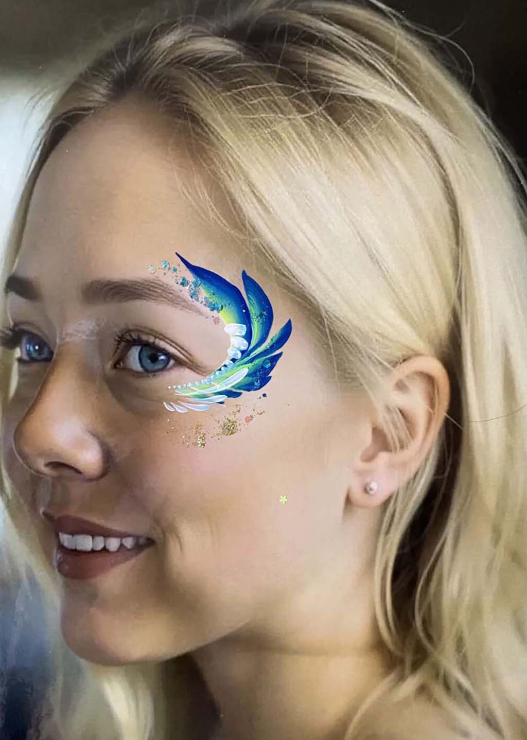 Elegáns arcfestés felnőtteknek kék mintával