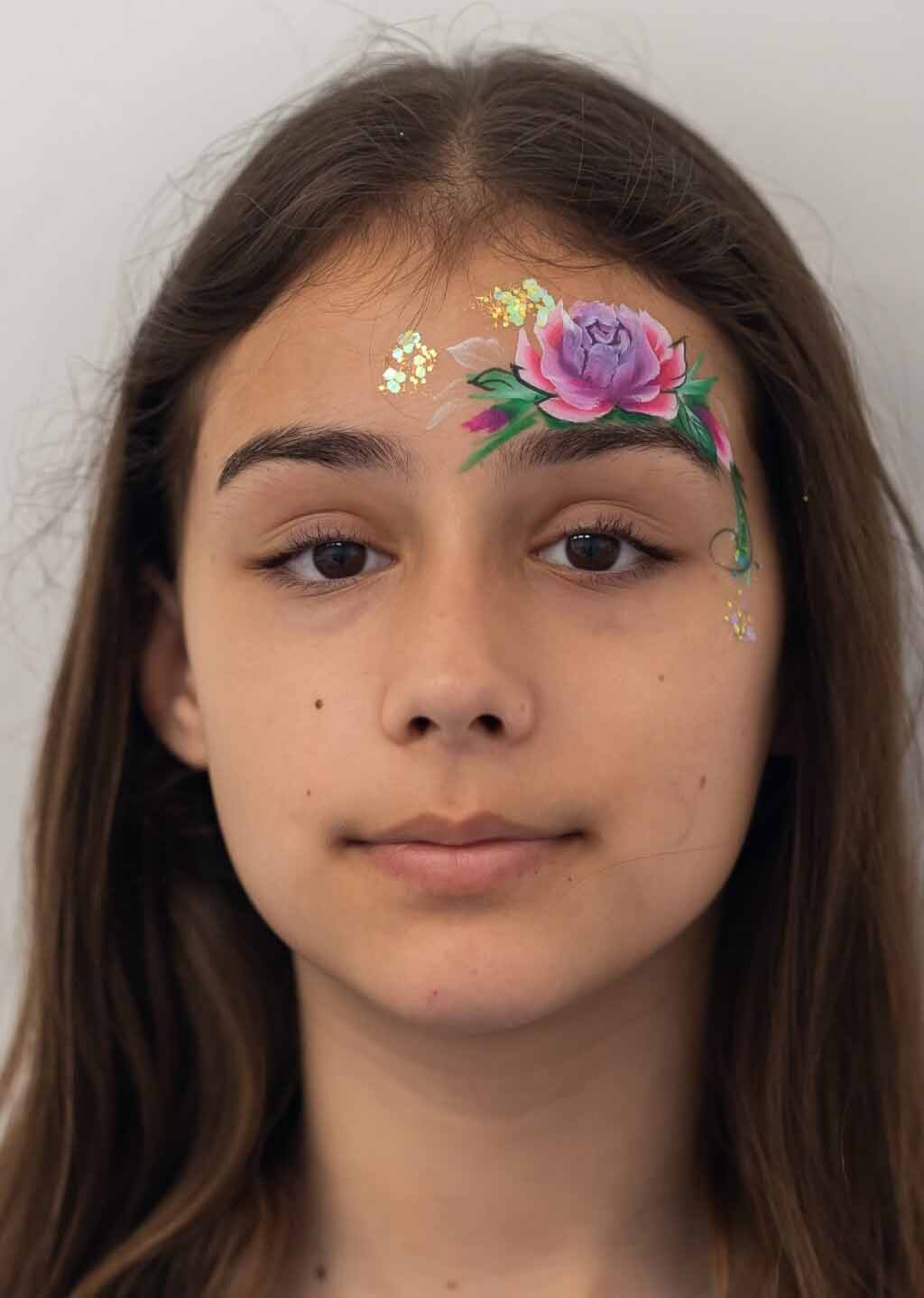 Finom virágos arcfestés felnőtteknek elegáns stílusban