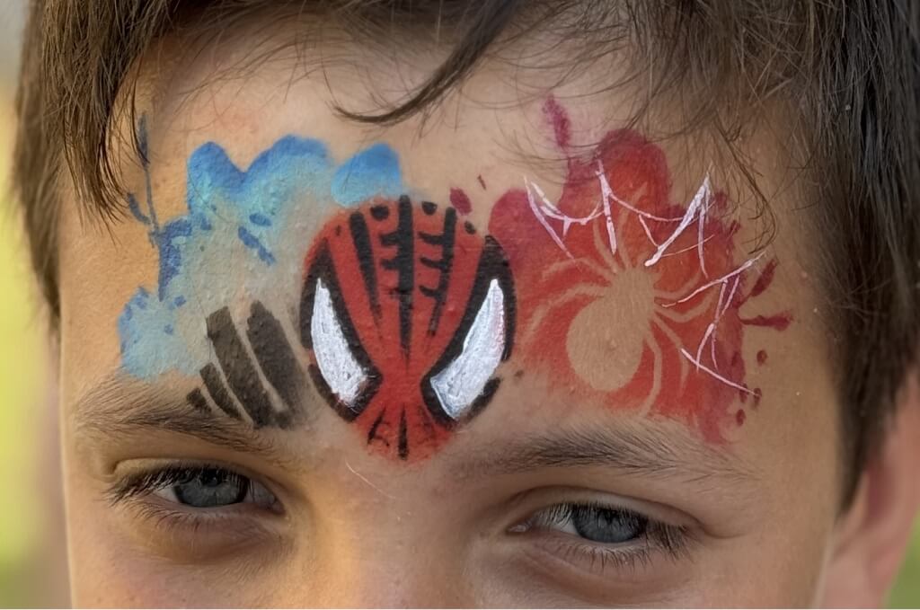 Pókember arcfestés minta kisfiú homlokán