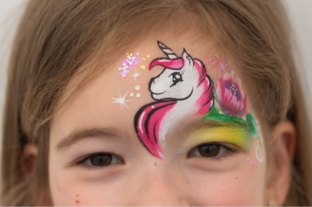 Unikornis arcfestés minta kislány arcán