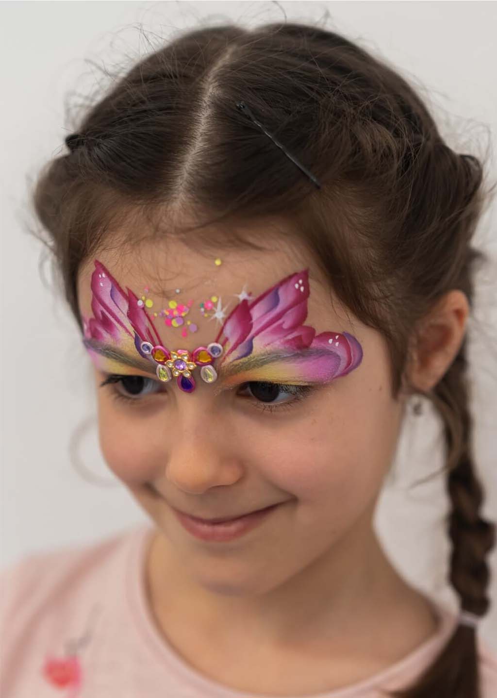 Rózsaszín pillangó arcfestés díszkövekkel különleges alkalmakra