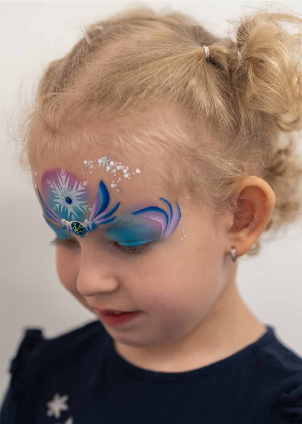 Kislány arcfestés jégkirálynő mintával kék színekben