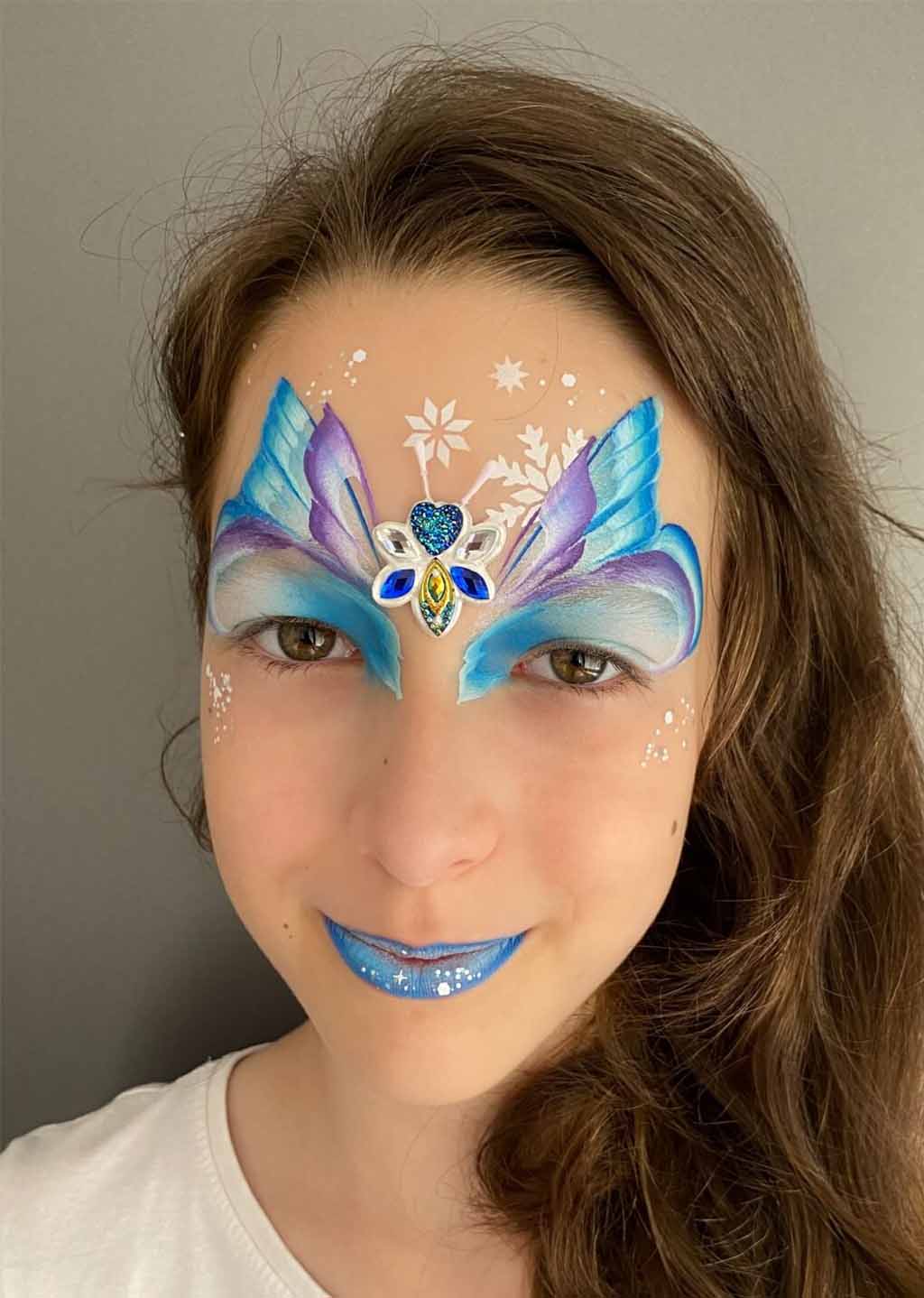 Kék pillangó testfestés csillámos díszítéssel