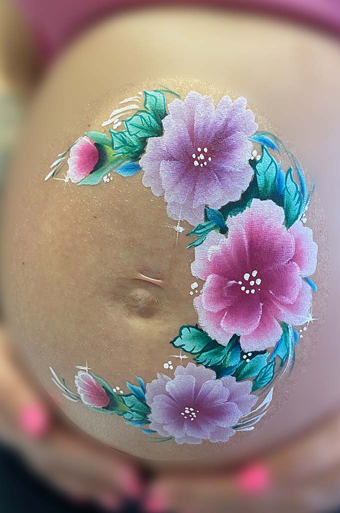 Pasztell virágos pocakfestés várandós pocakon – MedinArt