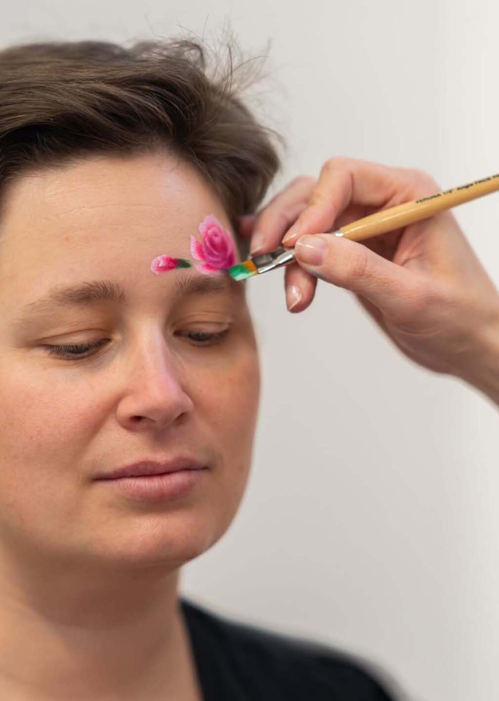 Precíz arcfestés folyamata közelről ecsettel