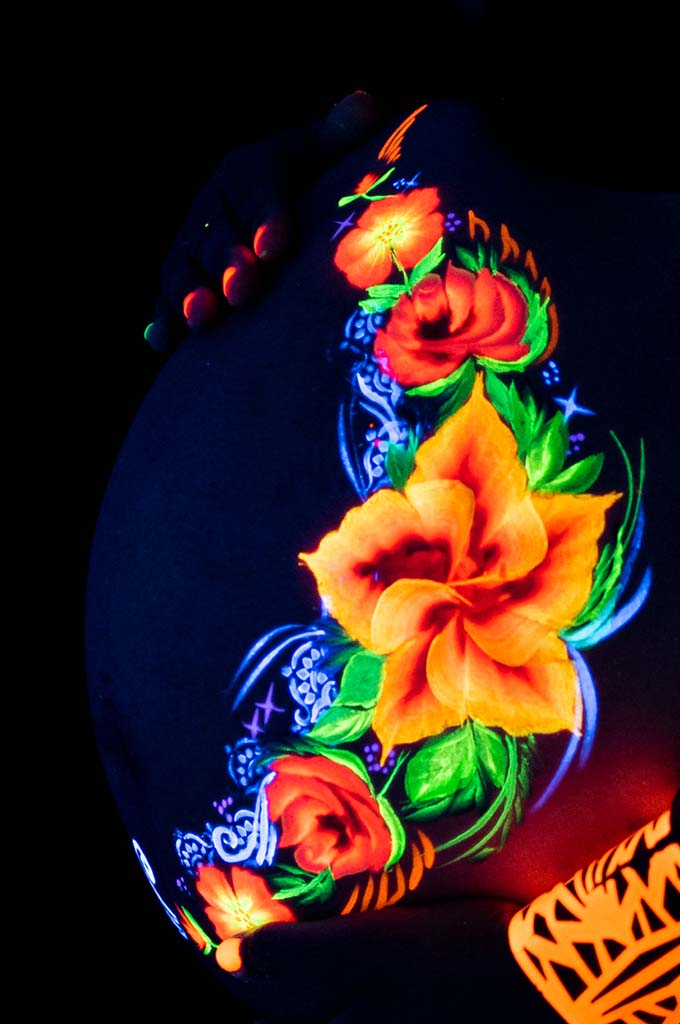 UV pocakfestés részlet virágmintával fényben