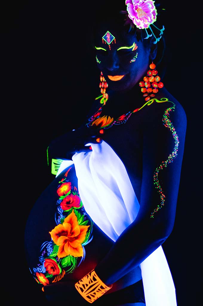 Művészi UV pocakfestés testfestéssel kombinálva