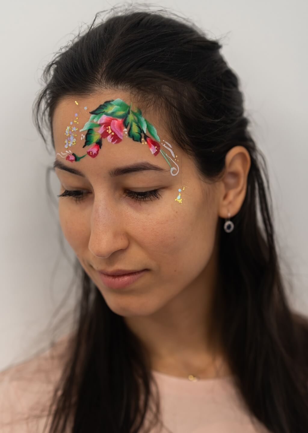 Elegáns virágos arcfestés felnőtteknek finom részletekkel