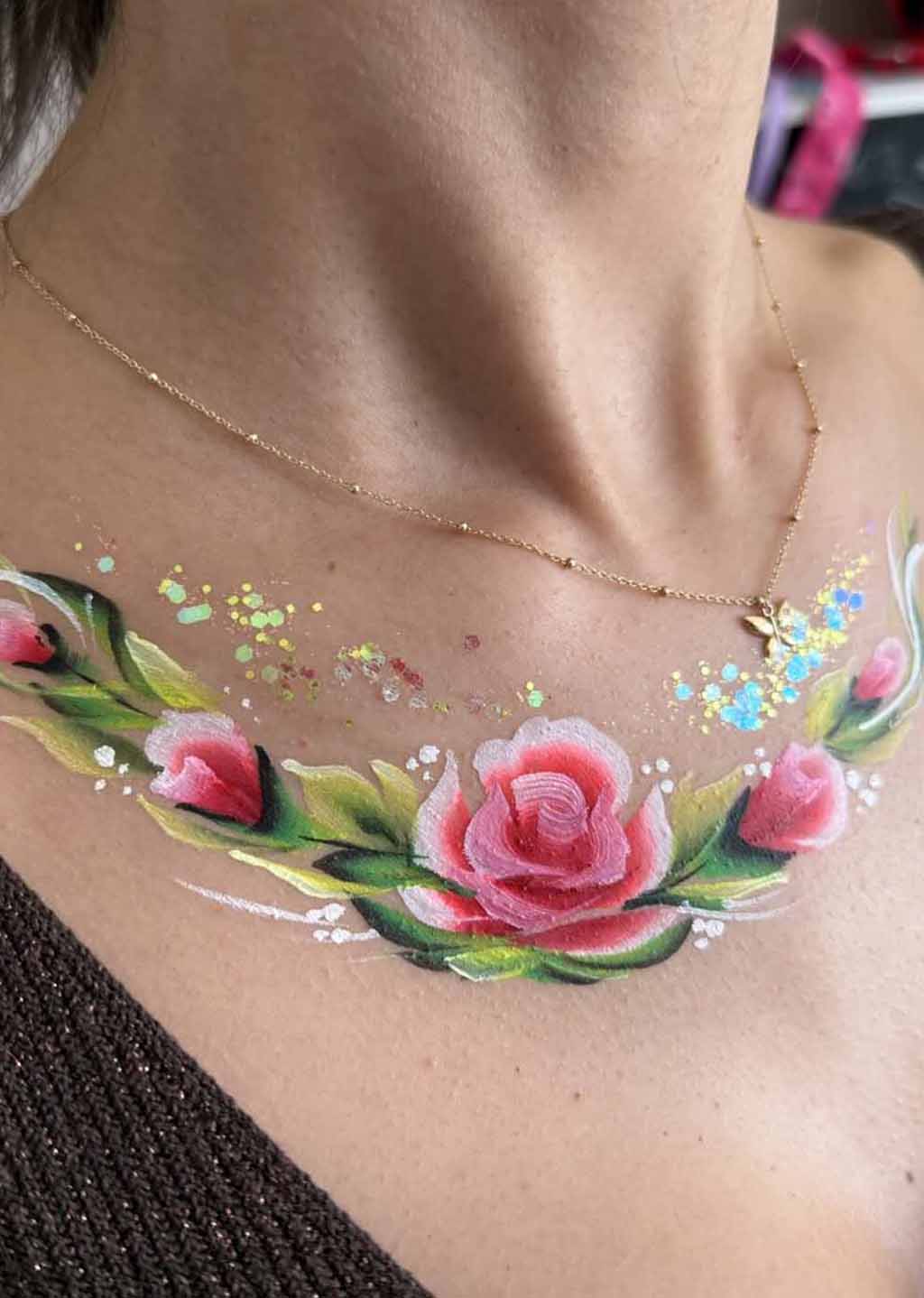 Virágos testfestés dekoltázson elegáns stílusban